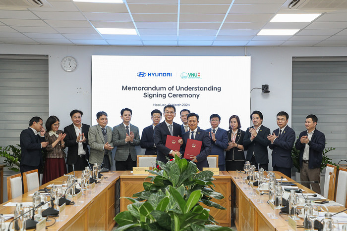Giám đốc Đại học Quốc gia Hà Nội Lê Quân và ông Gi Baek Lee – Trưởng đại diện đơn vị kinh doanh Công ty Hyundai Motor (HMC) tại Việt Nam ký kết văn bản thỏa thuận hợp tác giữa hai bên VNU - DHQGHN va Tap doan Huyndai ky ket hop tac (15).jpg