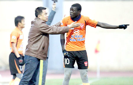 Sài Gòn.Xuân Thành của HLV trưởng Trần Tiến Đại luôn có những biểu hiện… lạ trên sân bóng Sài Gòn.Xuân Thành của HLV trưởng Trần Tiến Đại luôn có những biểu hiện… lạ trên sân bóng