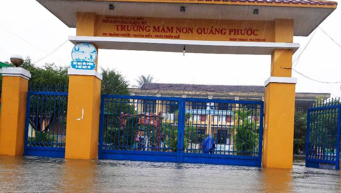 Mưa lũ ở Huế khiến nhiều trường học bị chìm sâu. Ảnh: TL Mưa lũ ở Huế khiến nhiều trường học bị chìm sâu. Ảnh: TL