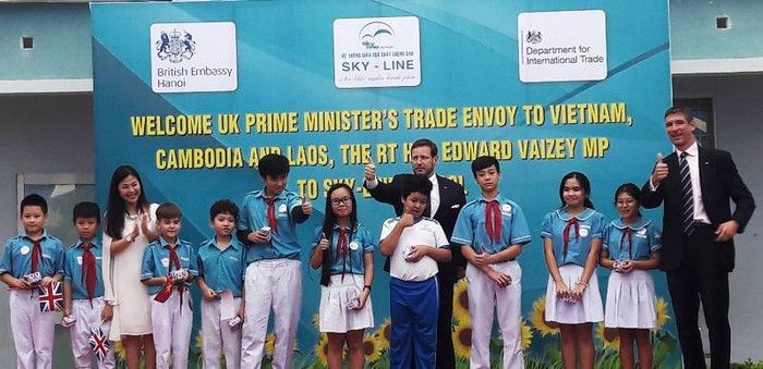 Đại sứ Anh tặng quà và giao lưu với các học sinh Việt Nam. Ảnh: TT Đại sứ Anh tặng quà và giao lưu với các học sinh Việt Nam. Ảnh: TT