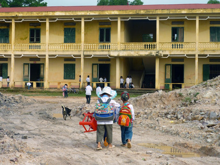 9 năm ròng ngôi trường khang trang này ở trong tình trạng "ba không". (Ảnh T.H) 9 năm ròng ngôi trường khang trang này ở trong tình trạng "ba không". (Ảnh T.H)