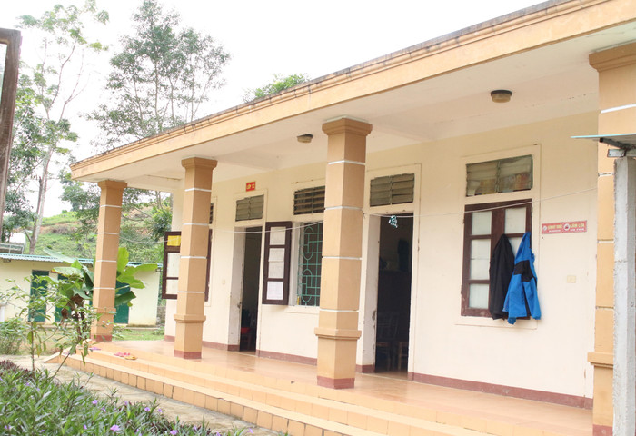 Khu nhà nội trú của giáo viên cũng được xây dựng khang trang, phía sau là khu nhà vệ sinh cho học sinh và giáo viên Khu nhà nội trú của giáo viên cũng được xây dựng khang trang, phía sau là khu nhà vệ sinh cho học sinh và giáo viên
