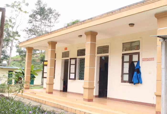 Khu nhà nội trú của giáo viên cũng được xây dựng khang trang, phía sau là khu nhà vệ sinh cho học sinh và giáo viên