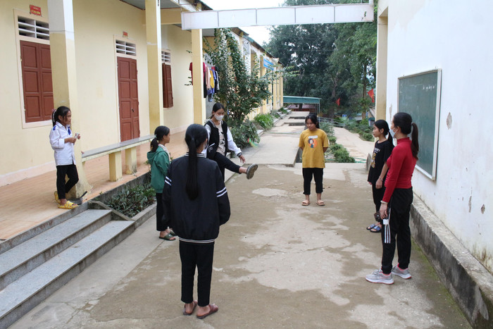 Các bạn nữ thì chọn đá cầu để thư giãn