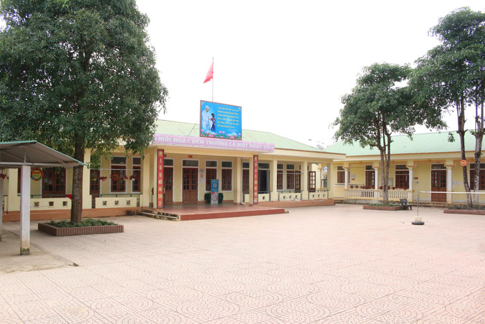 Khuôn viên trường thoáng đãng, lớp học và khu Hiệu bộ được xây dựng kiên cố Khuôn viên trường thoáng đãng, lớp học và khu Hiệu bộ được xây dựng kiên cố