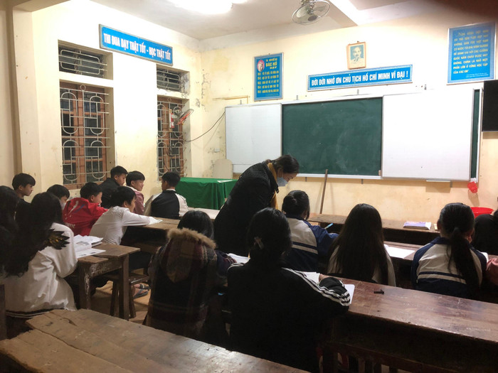 Nghỉ ngơi sau giờ ăn tối, các em tiếp tục được các giáo viên tổ chức ôn luyện ngắn vào buổi tối. Tiết học ôn này kéo dài từ 19 giờ 15 đến 21 giờ 30.