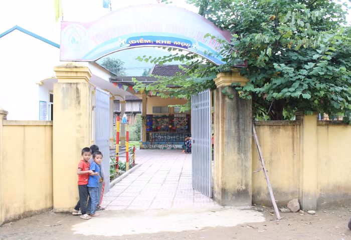 Điểm trường Mầm non Khe Mọi cách trung tâm thị trấn huyện Con Cuông hơn 30 cây số. Đường vào điểm trường này còn nhiều cách trở, mùa mưa lũ thường bị cô lập.