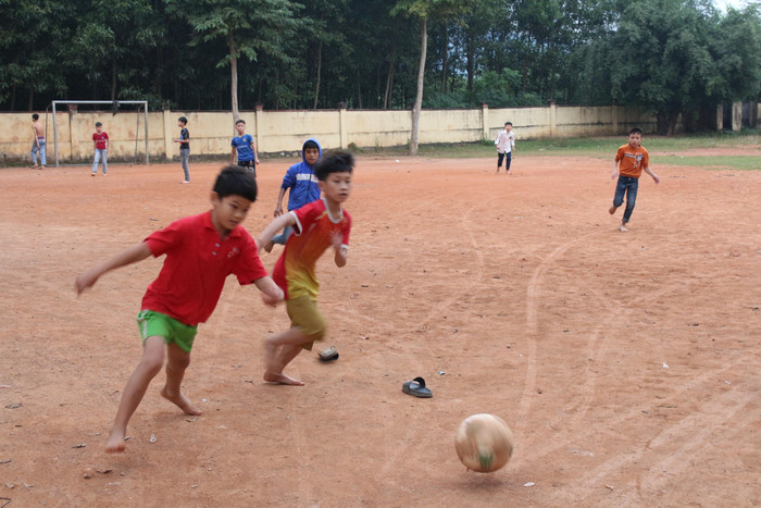 Các học sinh khác chọn môn bóng đá để giải trí buổi chiều.