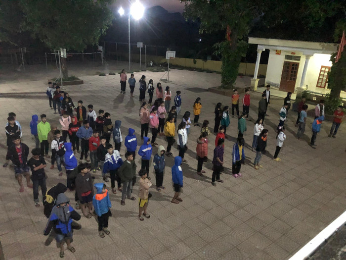 Bắt đầu từ 5 giờ 30 phút sáng hàng ngày, các em sẽ dậy tập thể dục buổi sáng. Nét đặc biệt ở các trường có học sinh học nội trú thì tiếng trống trường ngoài việc thông báo thời gian tiết học và làm nhịp điệu thể dục thì tiếng trống trường còn có chức năng thông báo giờ học, giờ ngủ buổi tối. Đồng thời, tiếng trống trường cũng là âm thanh báo gọi các em dậy vào mỗi buổi sáng.