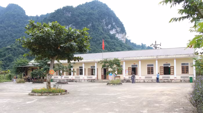 Khuôn viên trường sạch sẽ, thoáng đáng. Khối phòng học kiên cố, khang trang đang góp phần làm cho hình ảnh các trường, điểm trường ở vùng sâu xa của huyện Con Cuông như khoác thêm màu "áo mới".