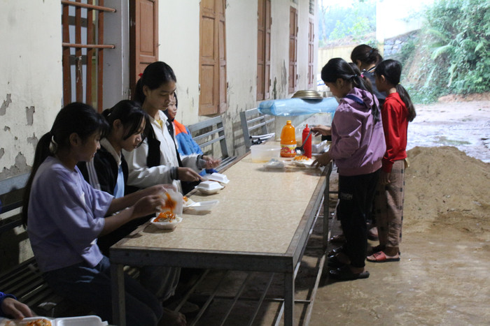 Sau đó các em sẽ ăn sáng tại chỗ, việc ăn sáng ở đây được nhà trường cho biết là các em phải "tự túc". Mỗi suất ăn sáng của các em với mức giá 5.000 đồng, các cô nuôi trong trường ngoài việc nấu cơm trưa và tối cho các em thì các cô sẽ nấu thêm phần ăn sáng để bán cho học sinh với giá rẻ.