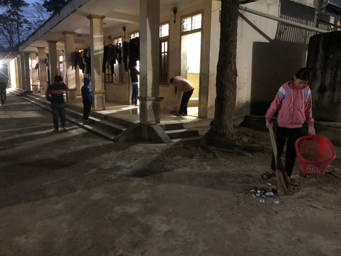 Sau khi thể dục, một số em được phân công sẽ làm công tác vệ sinh, trực nhật.