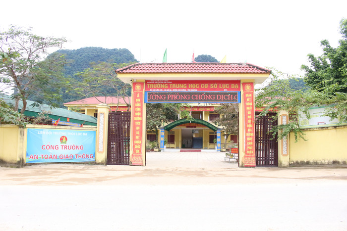 Từ ngoài cổng trường đã thấy được sự khang trang, sạch đẹp. Nếu không chú thích rõ thì ít ai biết rằng đây là ngôi trường ở vùng miền núi xa xôi phía tây Nghệ An. Từ ngoài cổng trường đã thấy được sự khang trang, sạch đẹp. Nếu không chú thích rõ thì ít ai biết rằng đây là ngôi trường ở vùng miền núi xa xôi phía tây Nghệ An.