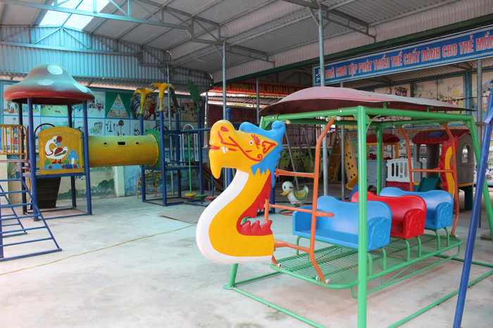 Khu vui chơi của học sinh được trang bị đầy đủ các mô hình trò chơi vận động Khu vui chơi của học sinh được trang bị đầy đủ các mô hình trò chơi vận động