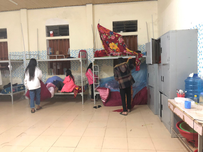 Các em khác sẽ dọn dẹp phòng ngủ.