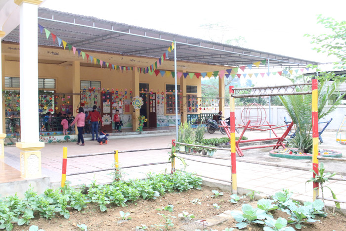 Tuy nhiên, cơ sở vật chất nhà trường cũng đã được chú trọng đầu tư xây dựng kiên cố, khang trang Tuy nhiên, cơ sở vật chất nhà trường cũng đã được chú trọng đầu tư xây dựng kiên cố, khang trang