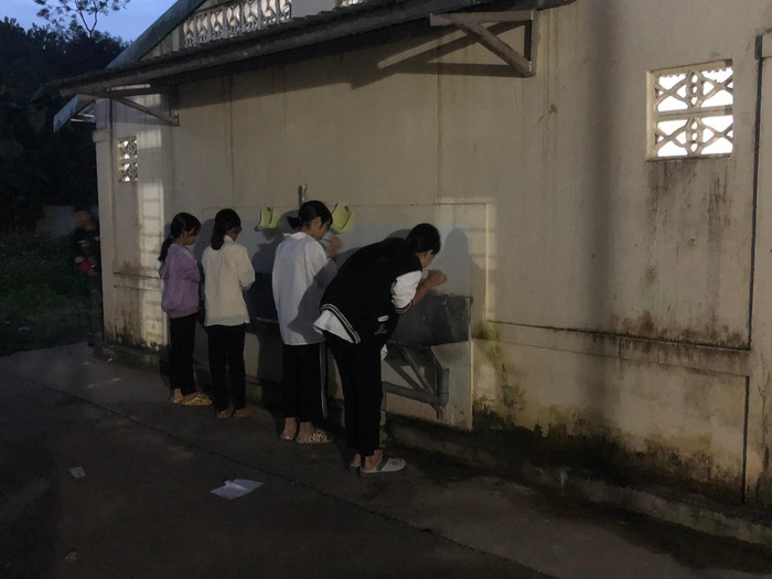 Các em không có nhiệm vụ gì sẽ đi vệ sinh cá nhân trước để không trùng lịch với các em đang trực nhật. Dù học sinh nội trú nhiều nhưng ít khi phải chen lấn, chờ đợi vì đã có khung kế hoạch cụ thể.