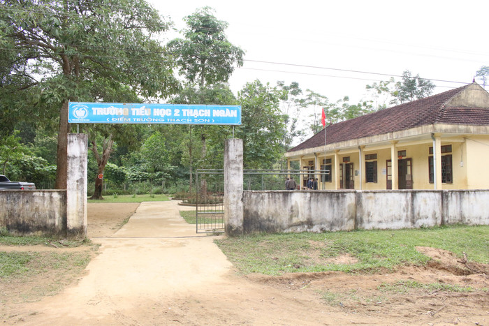 Điểm trường Thạch Sơn cách trung tâm huyện Con Cuông trên 30 cây số Điểm trường Thạch Sơn cách trung tâm huyện Con Cuông trên 30 cây số