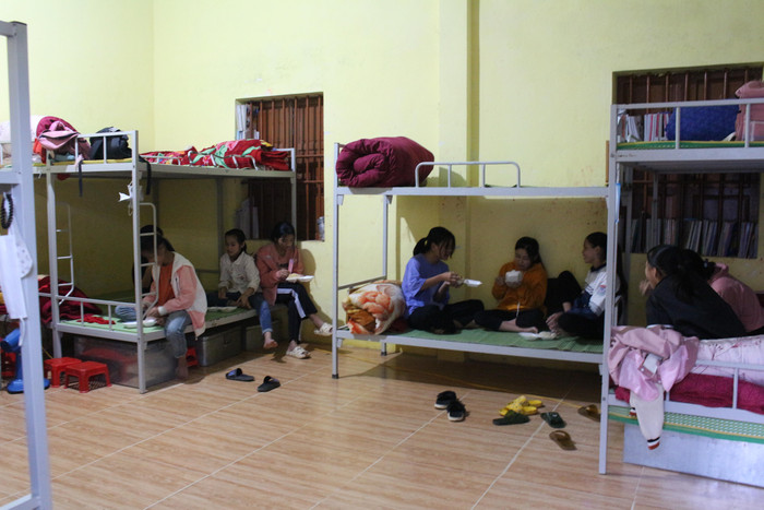 Một số học sinh khác mua đồ ăn sáng về phòng cùng ăn. Tiền ăn sáng nếu học sinh nào chưa có thì có thể ghi vào sổ để "trả góp" 1 lần khi phụ huynh các em lên thăm.