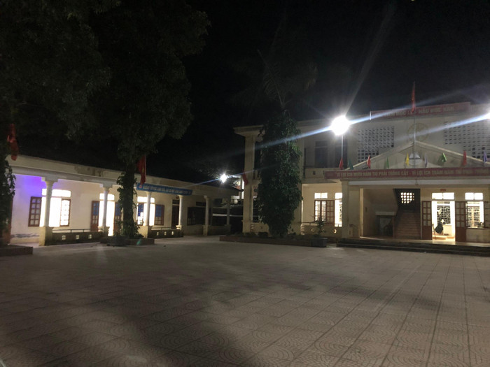 Ở những ngôi trường có học sinh nội trú ở phíaTây Nghệ An, không gian trường lớp học tập luôn sáng đèn dù là vào buổi tối. Điều này như đang thắp lên hy vọng về một tương lai tươi sáng đang chờ đợi những học sinh đồng bào dân tộc ít người ở phía trước.