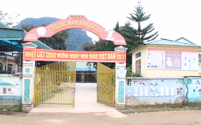 Dù cách trung tâm thị trấn Con Cuông hơn 15 cây số đường rừng, tuy nhiên sự khang trang của những ngôi trường ở đây khiến không ít người phải bất ngờ.