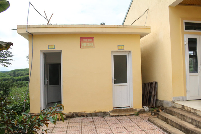 Khu vệ sinh của học sinh cũng được làm tự hoại để đảm bảo vệ sinh Khu vệ sinh của học sinh cũng được làm tự hoại để đảm bảo vệ sinh