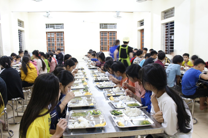 Sau đó các học sinh nội trú sẽ được ăn bữa tối trong bếp ăn tập thể của trường.