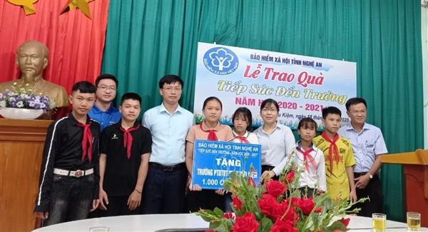 Đại diện Bảo hiểm xã hội tỉnh Nghệ An tặng quà cho học sinh trường phổ thông dân tộc nội trú - Trung học cơ sở Nguyễn Hữu Kiệm, huyện Kỳ Sơn, Nghệ An. Đại diện Bảo hiểm xã hội tỉnh Nghệ An tặng quà cho học sinh trường phổ thông dân tộc nội trú - Trung học cơ sở Nguyễn Hữu Kiệm, huyện Kỳ Sơn, Nghệ An.