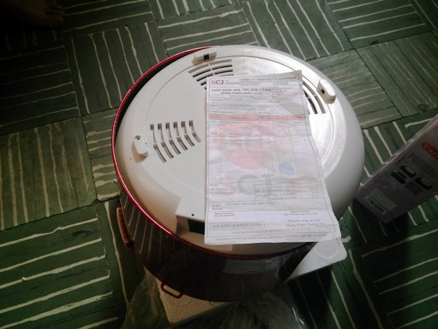 Nồi cơm điện hiệu Pensonic được SCJ TV SHOPPING khuyến mại cho khách hàng tuy mới 100% nhưng méo mó, lõm ở đáy (ảnh khách hàng cung cấp).