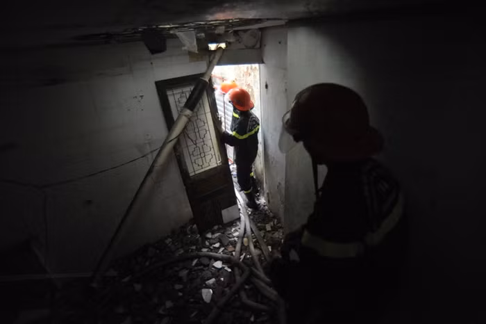 Lực lượng PCCC đã phải đập cửa kính và tường để tiếp cận