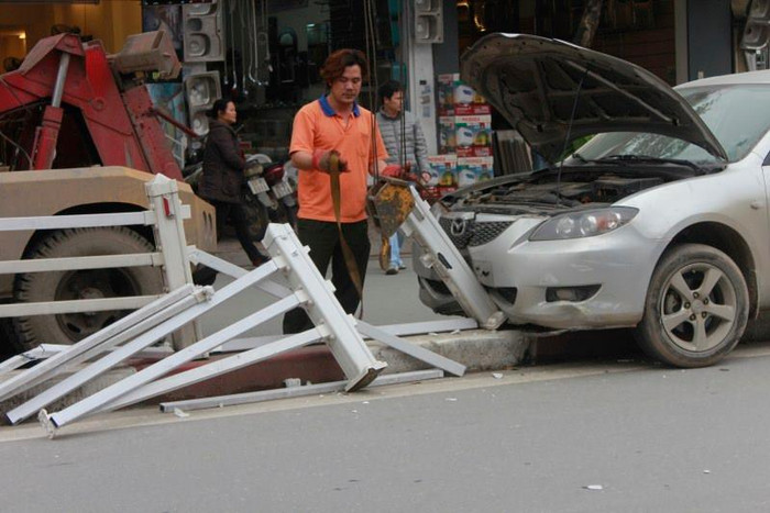 Lực lượng cứu hộ đến đưa chiếc xe ra khỏi dải phân cách Lực lượng cứu hộ đến đưa chiếc xe ra khỏi dải phân cách