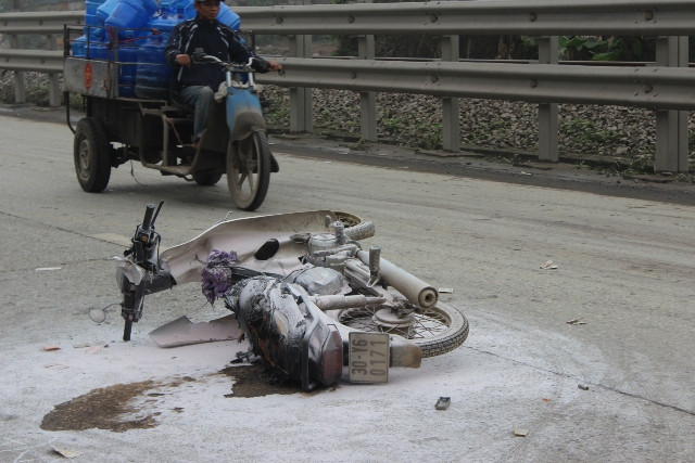 Chiếc xe máy bị hư hỏng nặng và bốc cháy ngay sau cú va chạm. Chiếc xe máy bị hư hỏng nặng và bốc cháy ngay sau cú va chạm.