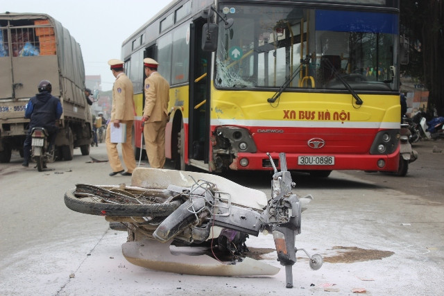 Vụ tai nạn khiến hai người đi xe máy nhập viện trong tình trạng nguy kịch. Vụ tai nạn khiến hai người đi xe máy nhập viện trong tình trạng nguy kịch.