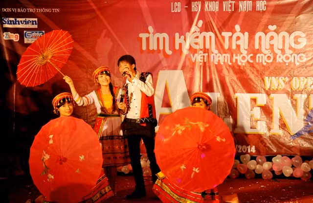 Hay núi rừng Tây Bắc được “tái hiện” giữa không gian của hội trường này.