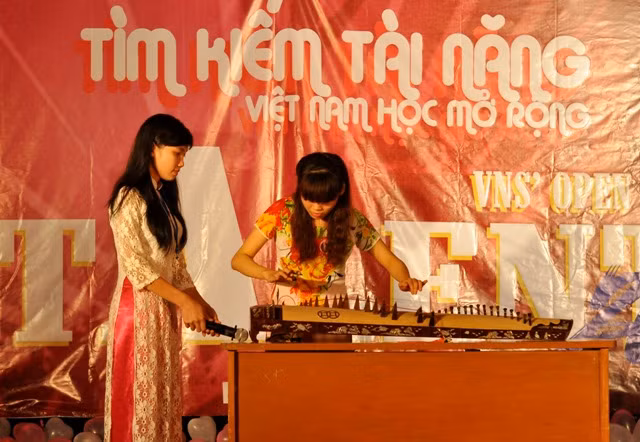 Khán giả cũng được đắm chìm trong khúc “ Độc Tấu Đàn Tranh” cuả thí sinh Trần Thùy Dương, khoa Giáo Dục Tiểu Học.