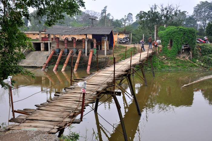 Với vị thế giao thương rất thuận lợi giữa các vùng, cây cầu khỉ Phương Nhị đã tồn tại được hơn 50 năm qua.