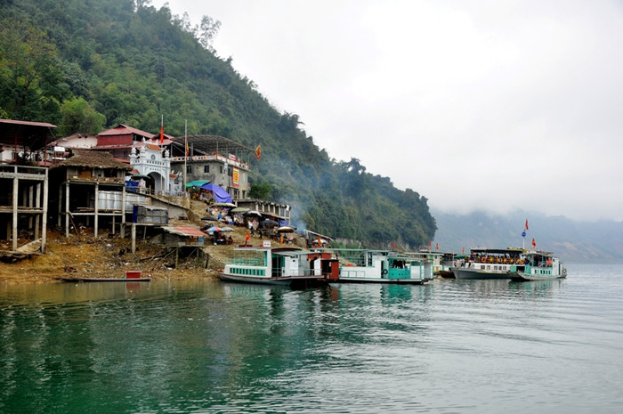 Đến Thung Nai, du khách không quên đi lễ Đền thờ Bà chúa Thác Bờ. Đây là một ngôi đền nổi tiếng linh thiêng, lúc nào cũng tấp nập khách hành hương đến hành lễ, hầu đồng.