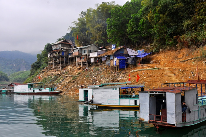Những ngôi nhà sườn núi lạ lẫm trong mắt du khách.