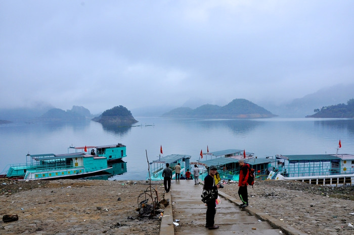 Nằm cách Hà Nội khoảng gần 80km theo quốc lộ 6 về Hòa Bình, Thung Nai là sự hòa quyện của Sông nước, Núi Non và những con người hiền hòa dễ mến.