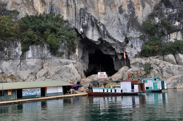 Địa điểm không thể bỏ qua là Động Thác Bờ. Đây là cửa động lớn, bên trong chứa nhiều thạch nhũ đã được hình thành qua nhiều năm tháng, một địa điểm đẹp hấp dẫn mọi du khách.