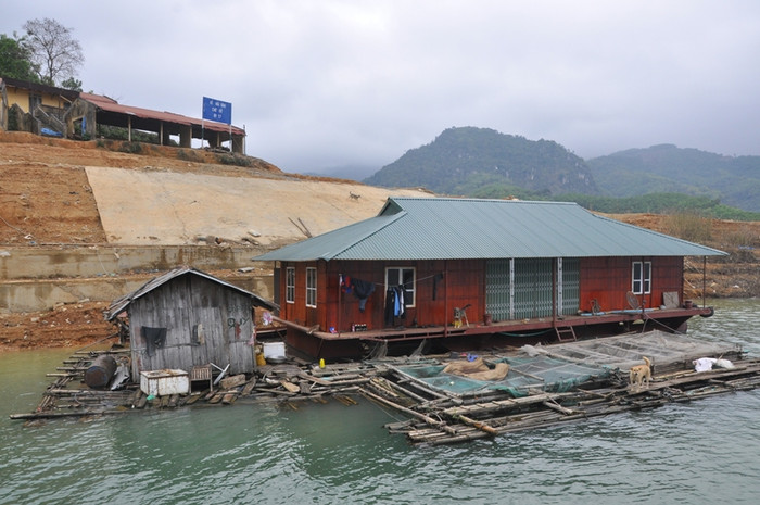 Vào những ngày cuối tuần, du khách đến đây còn được tham gia phiên chợ Bờ của người dân nơi đây.