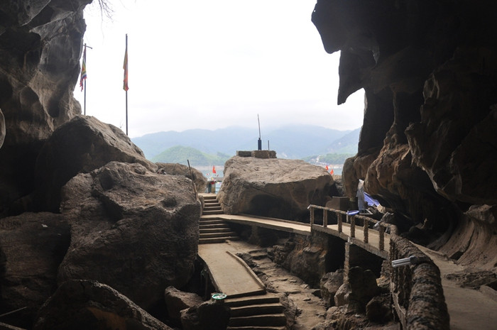 Nhìn từ trong động ra lòng hồ Thung Nai