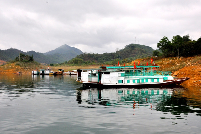 Thiên nhiên đã ưu đãi cho cảnh quan nơi đây một không gian vô cùng đẹp và thơ mộng.