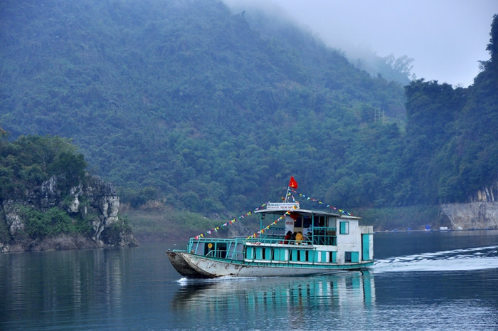 Tới Thung Nai, điều thú vị nhất là được ngồi thuyền dạo quanh lòng hồ Sông Đà.