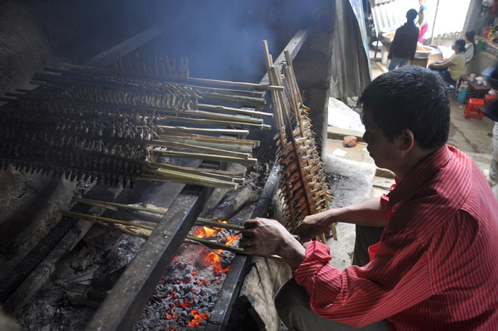 Đi lễ, thưởng ngoạn đầu năm nhưng điều thú vị không kém ở đây chính là món Cá Sông Đà nướng, ai một lần tới đây cũng đều muốn thưởng thức hương vị cá nướng.