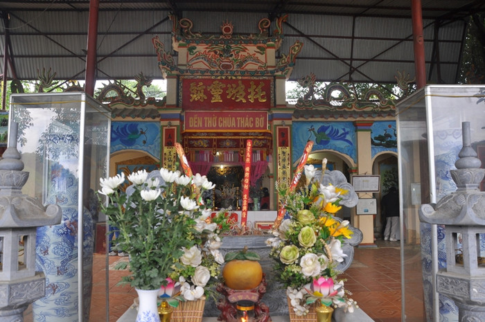 Đền thờ Bà chúa Thác Bờ được người dân quanh vùng hương khói, cầu nguyện cho cuộc sống lênh đênh ngược xuôi trên sông Đà của họ.