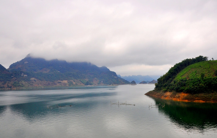 Vẻ đẹp vùng Tây Bắc đất nước được hiện lên trong cảm nhận của du khách về thiên nhiên trong lành, tươi đẹp, hòa mình cùng cuộc sống đơn sơ nhưng yên ả, thanh bình nơi non nước này.