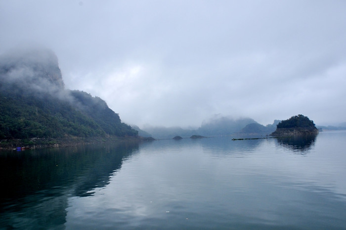 Cảnh non nước hữu tình của Thung Nai trong sương sớm bao phủ.