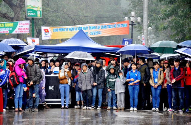 Trong những cơn mưa kéo dài và cái lạnh cóng nhưng người ta vẫn thấy được lòng nhiệt huyết và tinh thần hết mình trong các bạn trẻ tham gia Điểm hẹn thanh niên này.