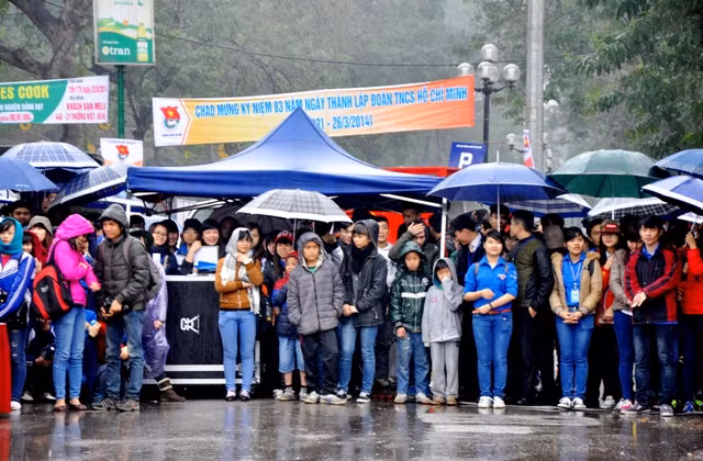 Trong những cơn mưa kéo dài và cái lạnh cóng nhưng người ta vẫn thấy được lòng nhiệt huyết và tinh thần hết mình trong các bạn trẻ tham gia Điểm hẹn thanh niên này.